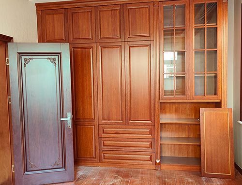 潮南中式家庭装修里定制的实木衣柜效果图
